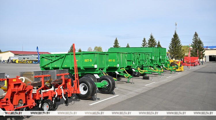 Lukashenko demands clear terms, timeframe for warranty repair of agricultural machines