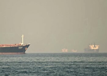 Oil plunges, stocks jumps as Iran declares Hormuz open
