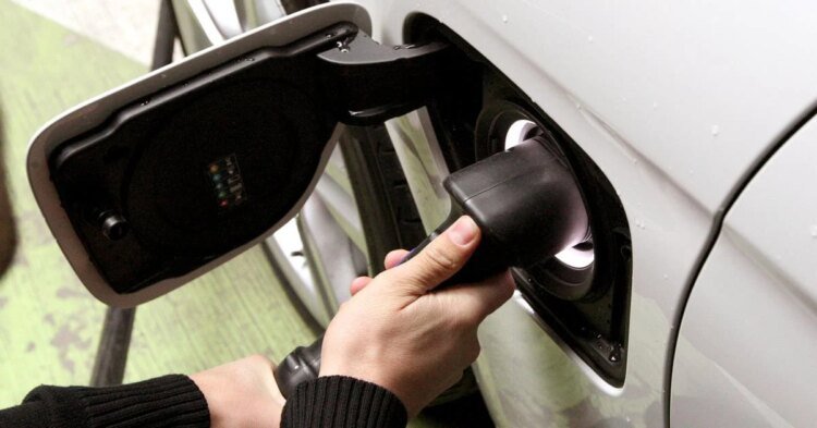 My father forbade me to speak, says the owner of a company with a five million grant for charging stations
