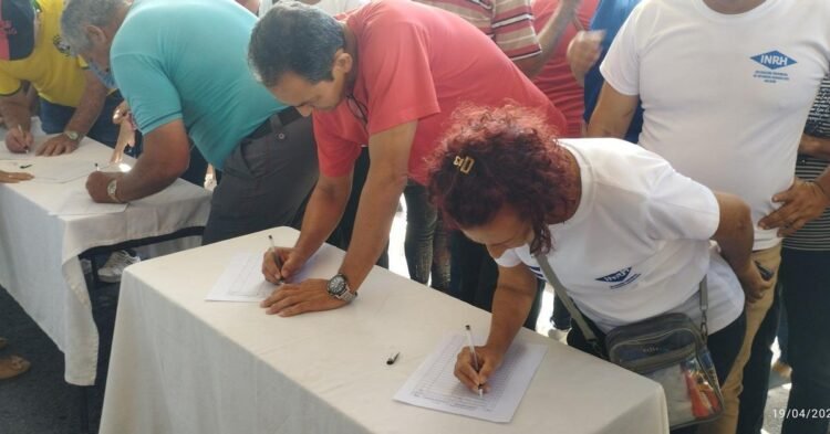 Cuba: The order to sign “for the Homeland” is given throughout the country