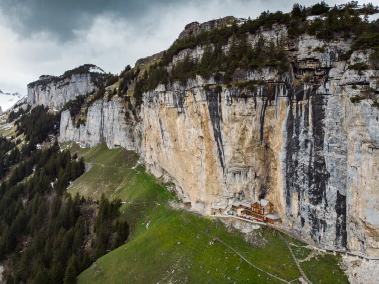 Swiss prosecutors pursue illegal base jump near Alps guesthouse