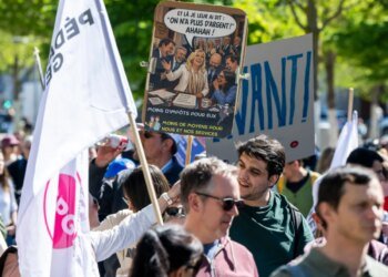 Geneva civil servants march against planned budget cuts
