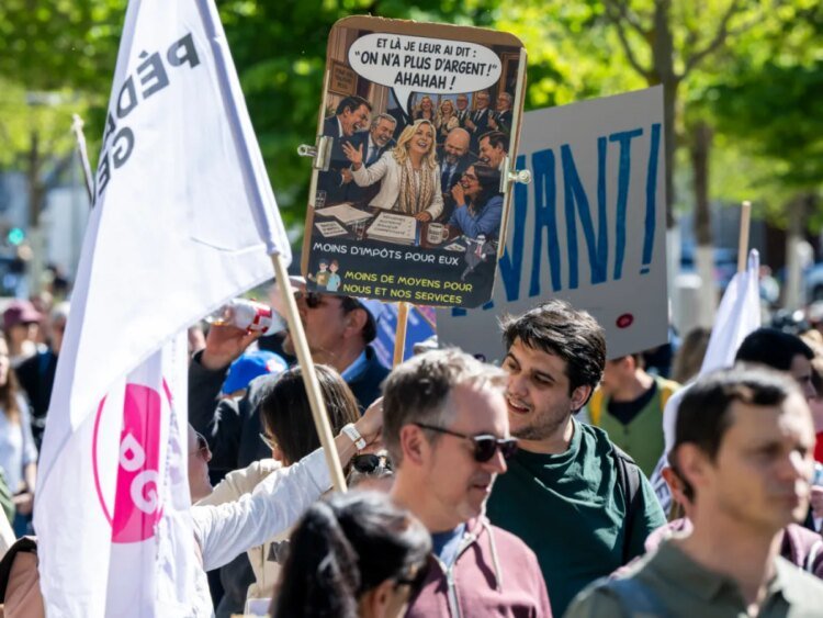 Geneva civil servants march against planned budget cuts
