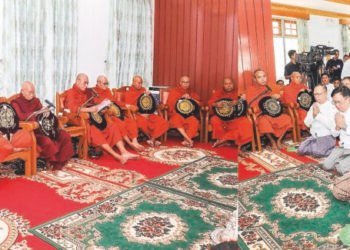 Vice-President U Nyo Saw and his wife attend final rites of Pali Sayadaw Bhaddanta Vimalabuddhi