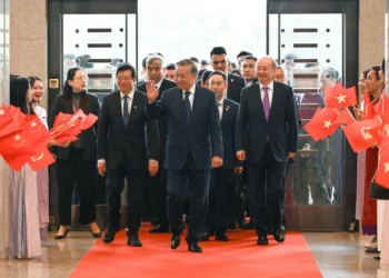 China, Vietnam leaders sign cooperation deals