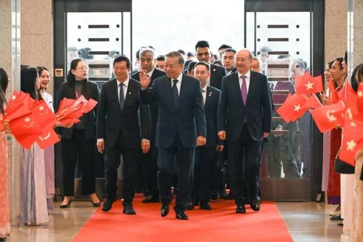 China, Vietnam leaders sign cooperation deals