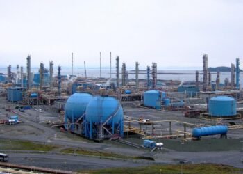 Norwegians with parcels covering gas plants