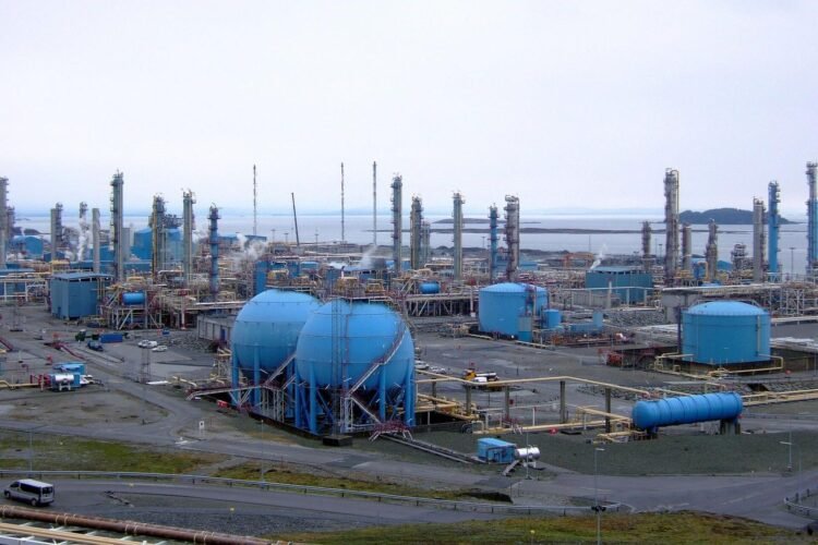 Norwegians with parcels covering gas plants