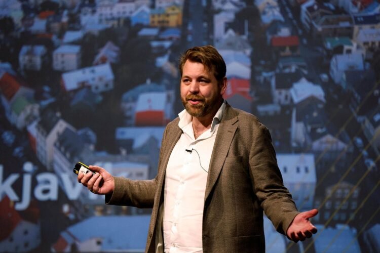 The artificial intelligence can control the lights on the city streets