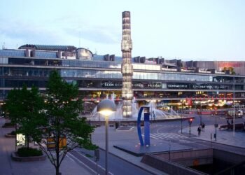 An architect threw a hamburger at a security guard
