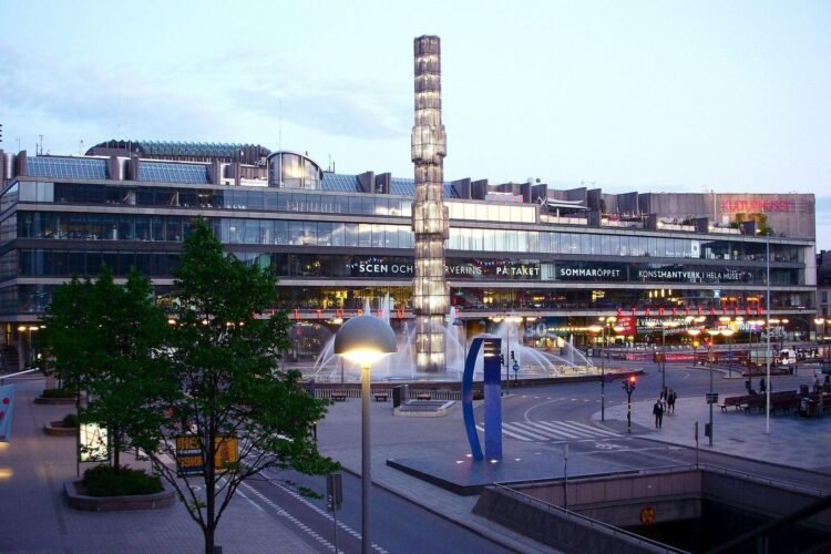 An architect threw a hamburger at a security guard