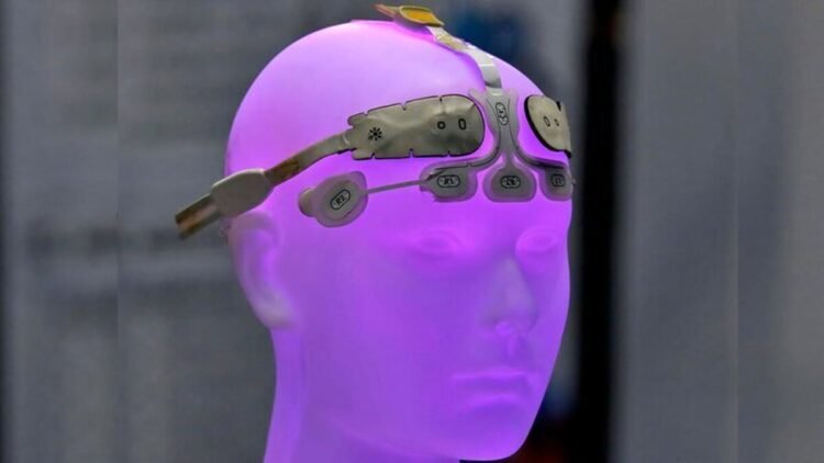 A gadget that monitors the brain without batteries
