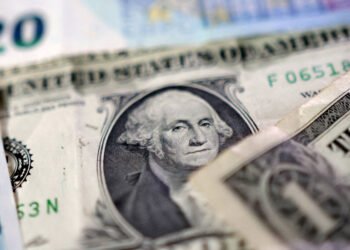 Dollar closes below R$5 for the first time in two years – 04/13/2026 – Economy