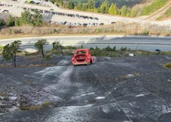 Officials working to remove car suspended on Squamish rock face