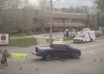 Chlorine gas exposure at Victoria swimming pool sends 8 to hospital