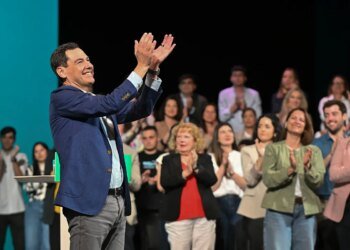 Juanma Moreno enters the campaign with an absolute majority despite the PP’s agreements with Vox