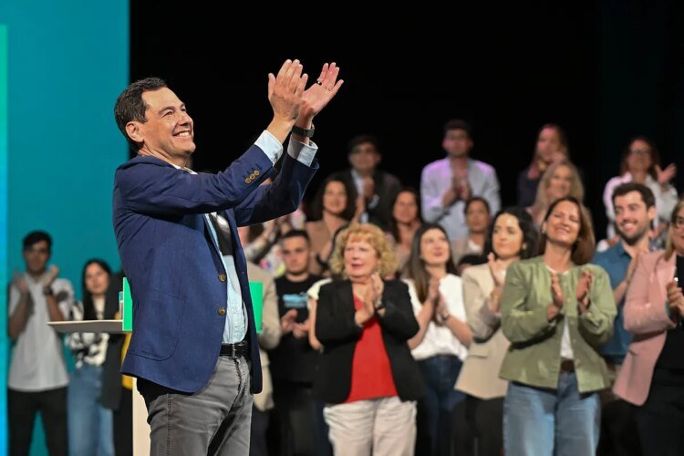 Juanma Moreno enters the campaign with an absolute majority despite the PP’s agreements with Vox