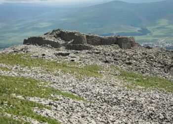 Mysterious civilization discovered at almost 3,000 meters altitude. What do the Caucasus Mountains and the fortresses of the “giants” on the ridges hide