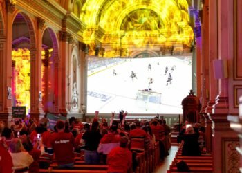 #TheMoment hockey fans watched the playoffs in a Quebec cathedral