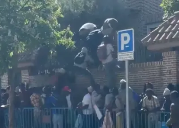 Dozens of immigrants storm the Gambian embassy in Madrid after a night of unsuccessful queues