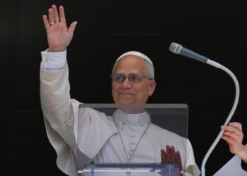 Pope at Regina Caeli: Don’t let ‘thieves’ rob your joy and peace