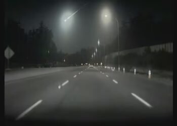 Apparent meteor lights up night sky over southern B.C.