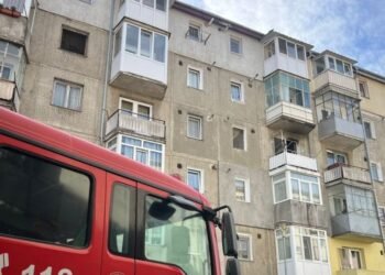 Fire in a block of flats in Sibiu: A man was found charred in his own home and 21 people were evacuated. The fire would have started from a cigarette
