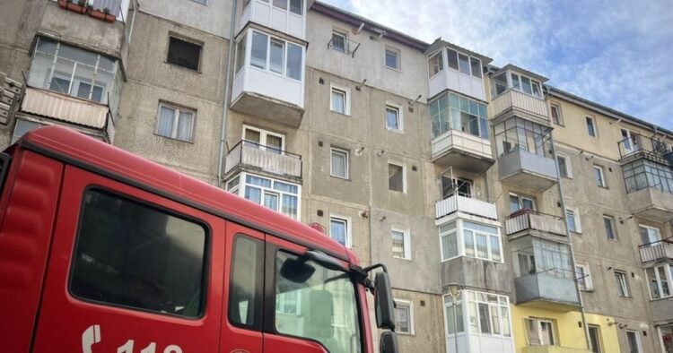 Fire in a block of flats in Sibiu: A man was found charred in his own home and 21 people were evacuated. The fire would have started from a cigarette