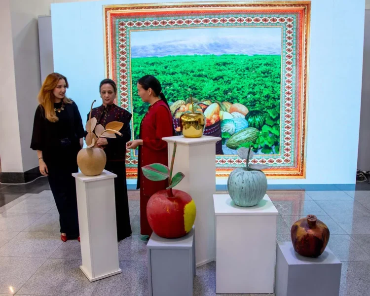 A joint exhibition of works by Ada Gutlyev and Babasary Annamuradov has opened in Ashgabat