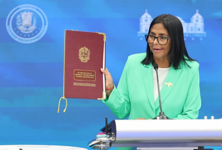 Message from Delcy Rodríguez: blame Maduro for mistakes and draw a presidential candidacy