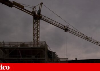 A man died after falling from a crane in Figueira da Foz | Figueira da Foz