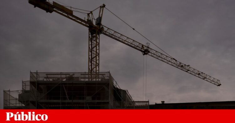 A man died after falling from a crane in Figueira da Foz | Figueira da Foz