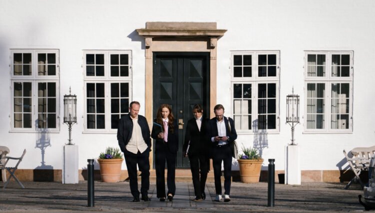 Negotiations on a new government continue on Monday