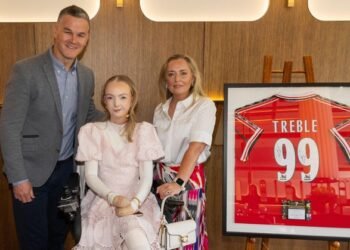 Johnny Sexton lines out to help fundraise €65k for ‘butterfly skin’ charity