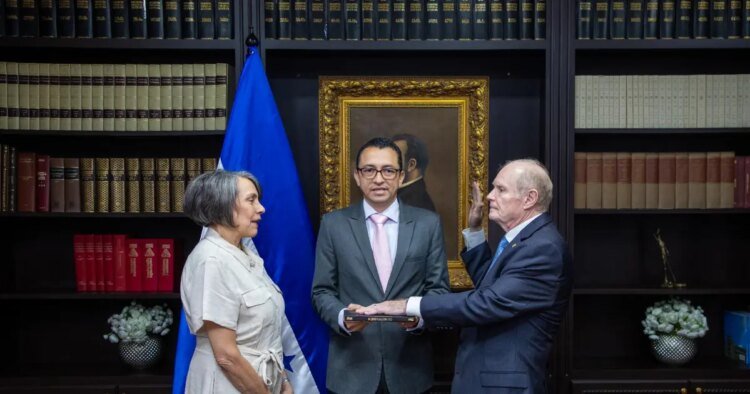 Humberto López Villamil is sworn in as ambassador of Honduras in Costa Rica