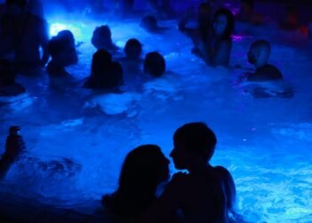 Sex in the Aquabasilea: News scout is annoyed by open sex scene in the indoor swimming pool