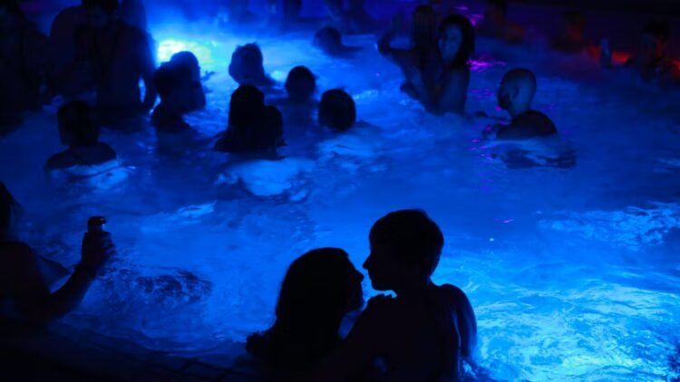 Sex in the Aquabasilea: News scout is annoyed by open sex scene in the indoor swimming pool