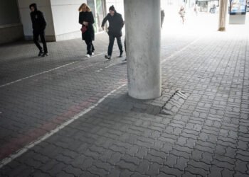 Tallinn may reconsider deal after Viru Keskus protest over sidewalk project | News