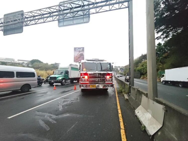 Fatal collision between trailer and motorcycle generates dams near the Route 27 toll in Escazú