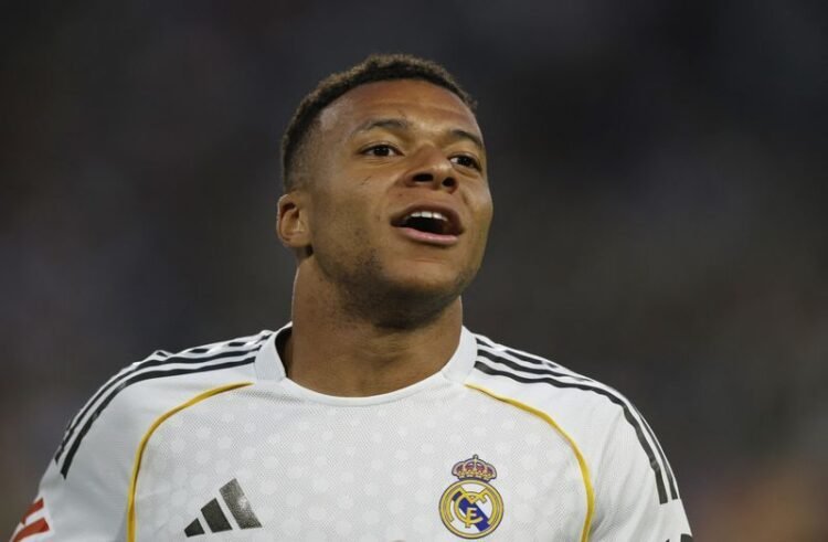 Football: Soccer-France striker Mbappe suffers hamstring injury ahead of World Cup