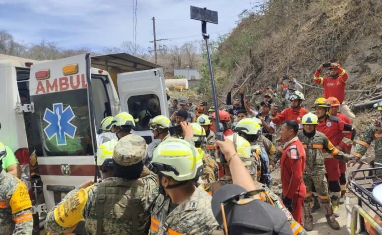 Sheinbaum celebrates rescue of worker at Santa Fe mine and highlights the work of the Army