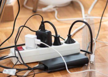 Bad habits that destroy device charging cables