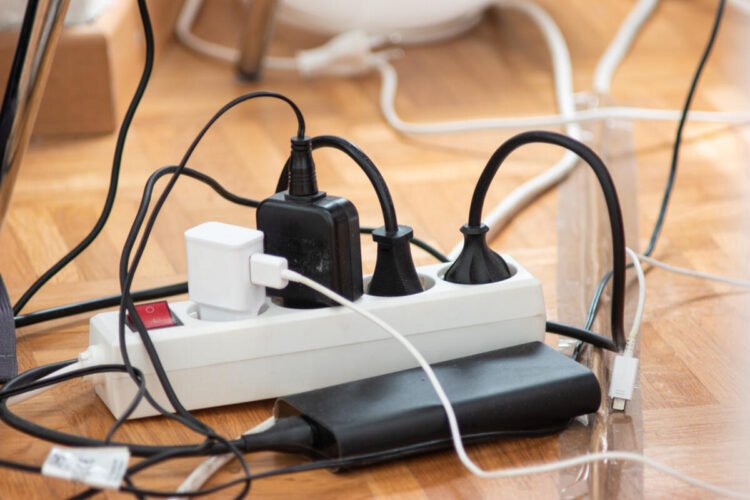Bad habits that destroy device charging cables
