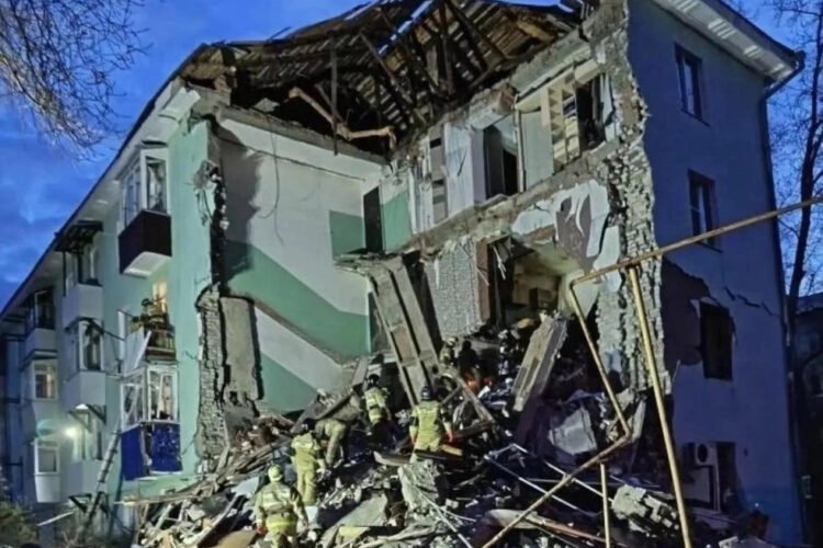 In Sizran, a high-rise building collapses as a result of a Ukrainian strike