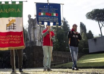 The processions for April 25th in Rome, latest news live | Mattarella’s homage to the Altare della Patria. Attack with pepper spray: “You are Nazis.” Compressed air gunshots: Anpi activists injured