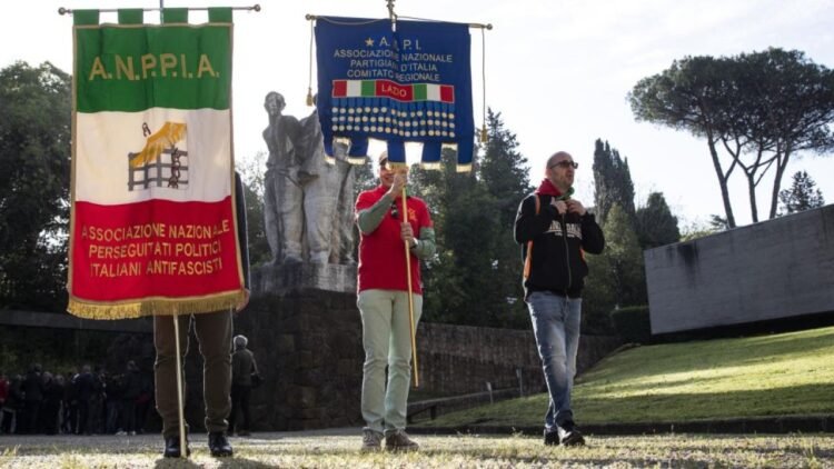 The processions for April 25th in Rome, latest news live | Mattarella’s homage to the Altare della Patria. Attack with pepper spray: “You are Nazis.” Compressed air gunshots: Anpi activists injured