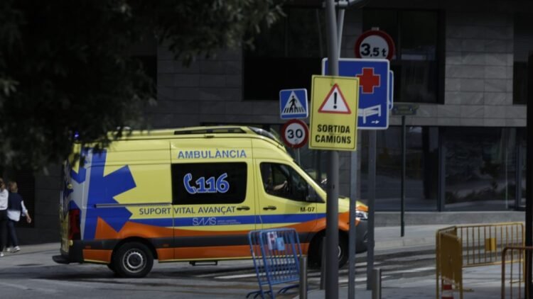 A cyclist was slightly injured when he was hit in Santa Coloma