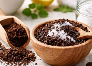 Mixing used coffee with baking soda: a domestic resource that is gaining ground in homes