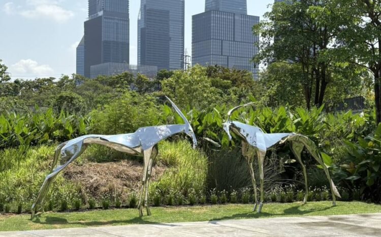 Sculpture ‘Two Stallions’ by Artist Ochirbold Unveiled in Benjakitti Park of Bangkok