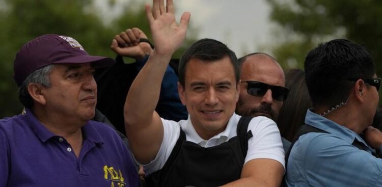 Ecuador raises tariffs from 50 to 100% on Colombia